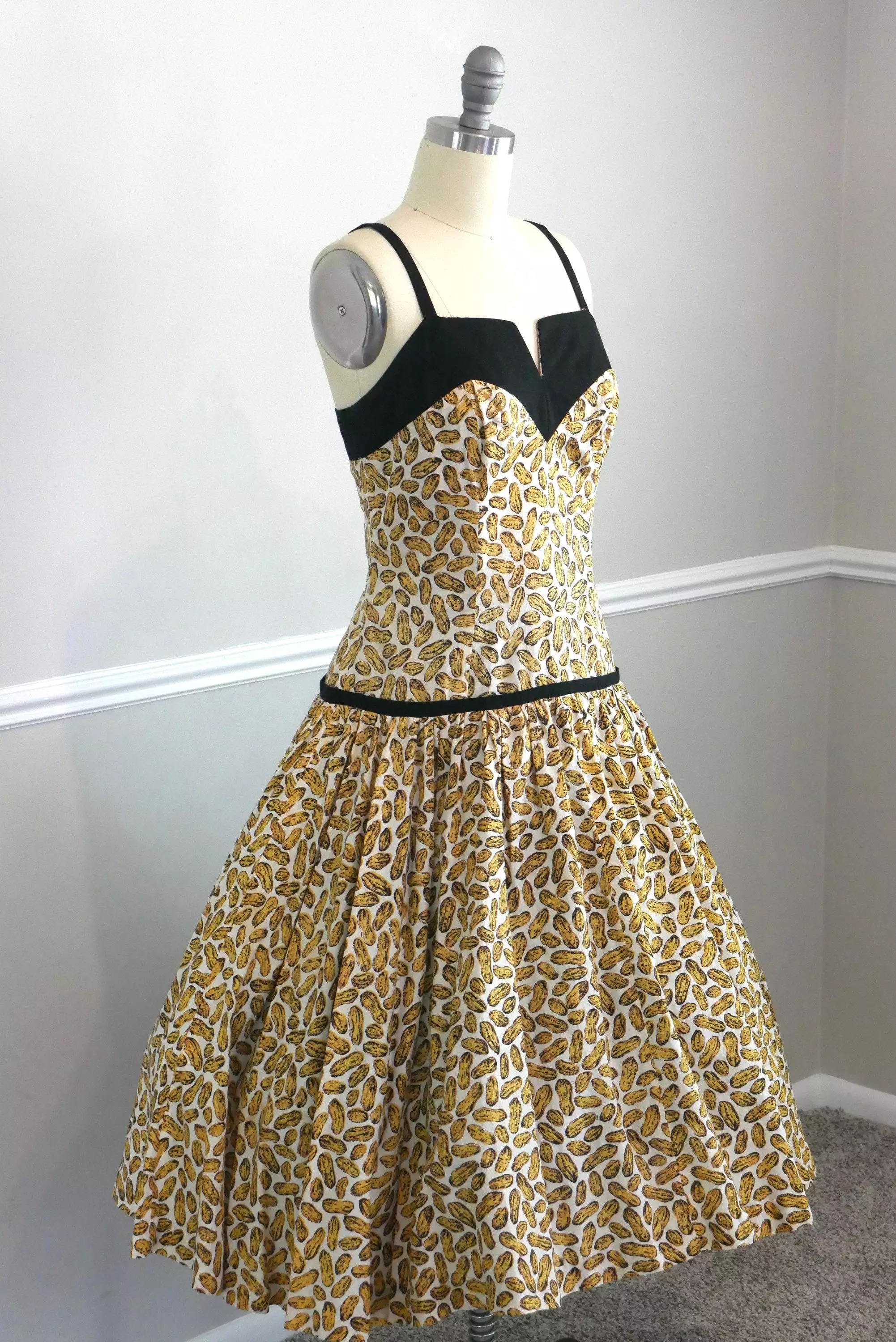 Vintage 1950s Sundress and Bolero Set / 1950s full dress / 50s retro novelty print peanut print dress fit and flare full skirt s