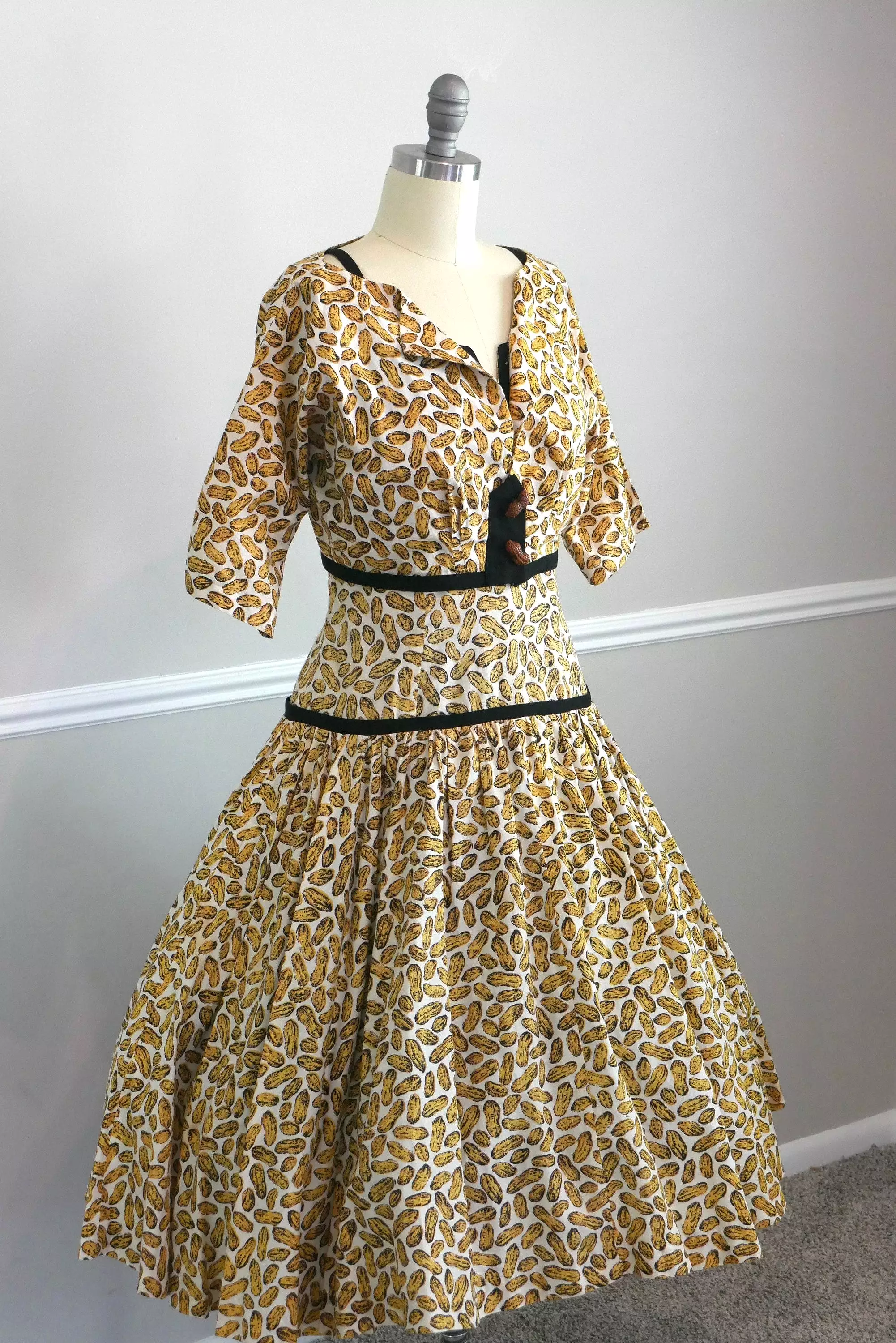 Vintage 1950s Sundress and Bolero Set / 1950s full dress / 50s retro novelty print peanut print dress fit and flare full skirt s